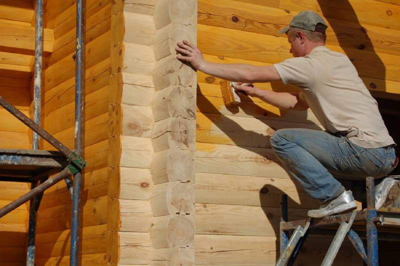 Какие средства используются для обработки деревянного дома