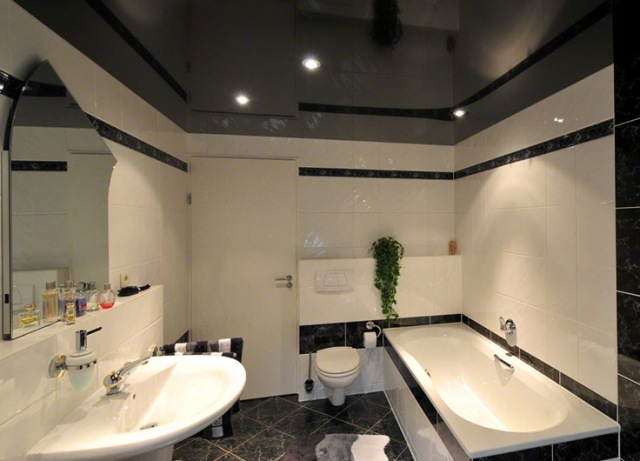 Черный потолок в ванной