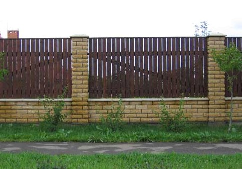Как украсить забор на даче