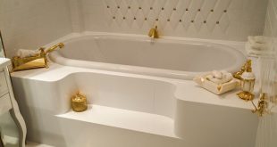 Интерьер ванной комнаты: изящный бортик над ванной