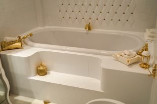Интерьер ванной комнаты: изящный бортик над ванной