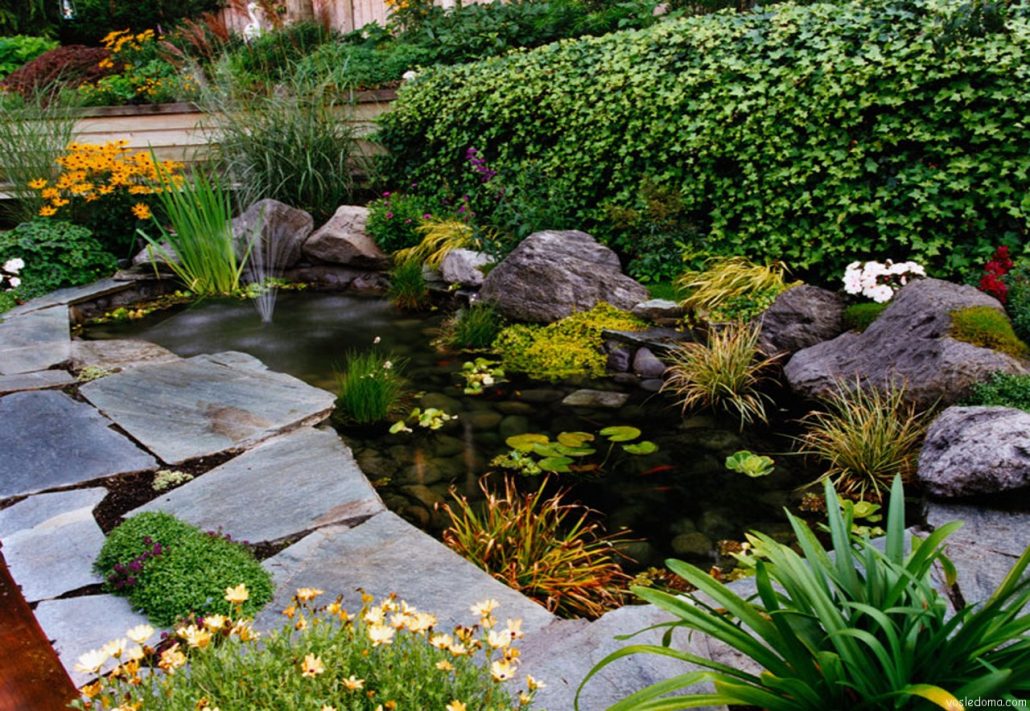 Красивый искусственный водоем в саду