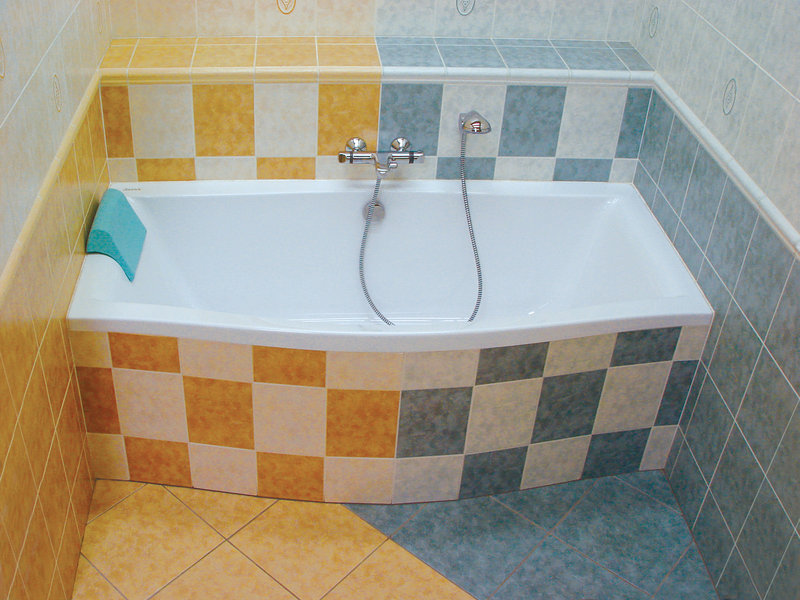 Интерьер ванной комнаты с бортиком над ванной
