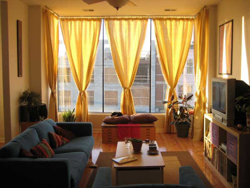 Длинные шторы в интерьере вашей комнаты